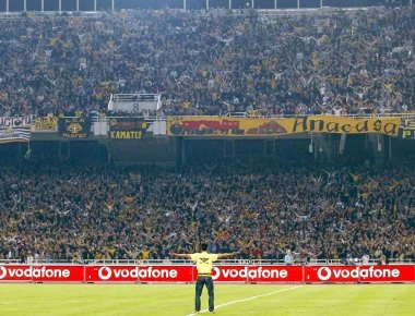 Τράκαρε αλλά έφυγε τρέχοντας για να δει την... ΑΕΚ! Αρνήθηκε να διακομιστεί σε νοσοκομείο (φώτο-βίντεο)